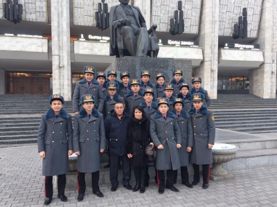 Перед театром Ауэзова Перед театром Ауэзова