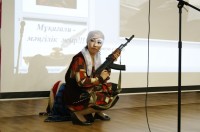 Преподаватель Исабекова Ж.А. в  ролевой  ситуации по  изучению  творчества казахских  писателей